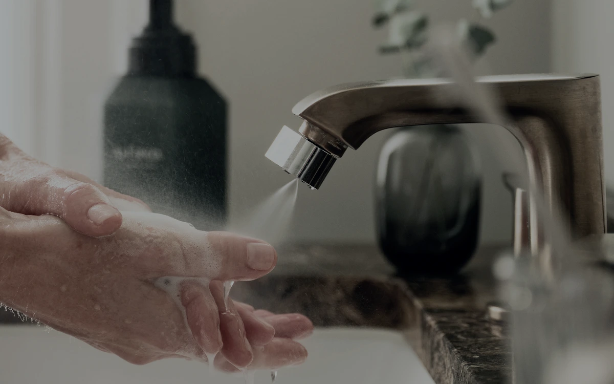 Reference photograph of handwashing with a mist aerator